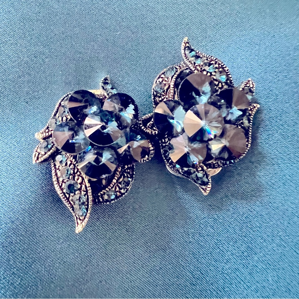 LDA  1970’s Vintage Deep Blue Rhinestone Earrings Clip Back